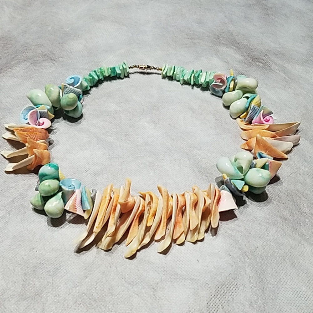 Festive Shell Necklace - Picture 2 of 6